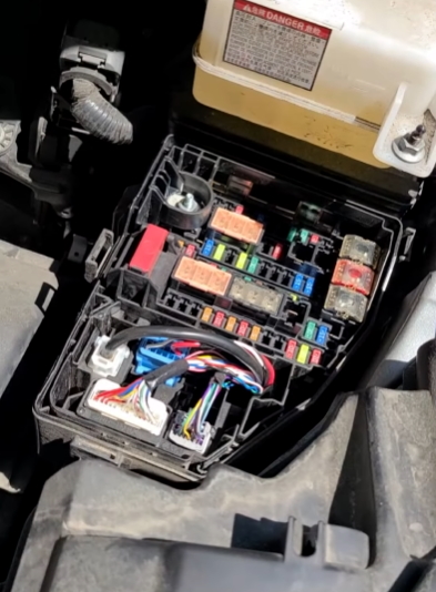 Фото блока под капотом