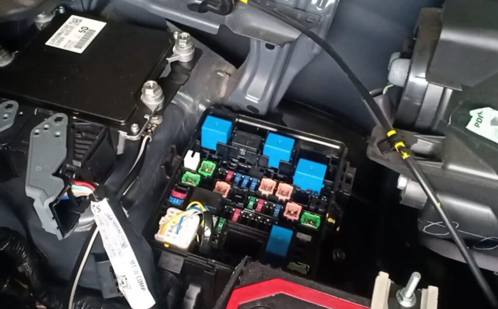 Фото блока под капотом