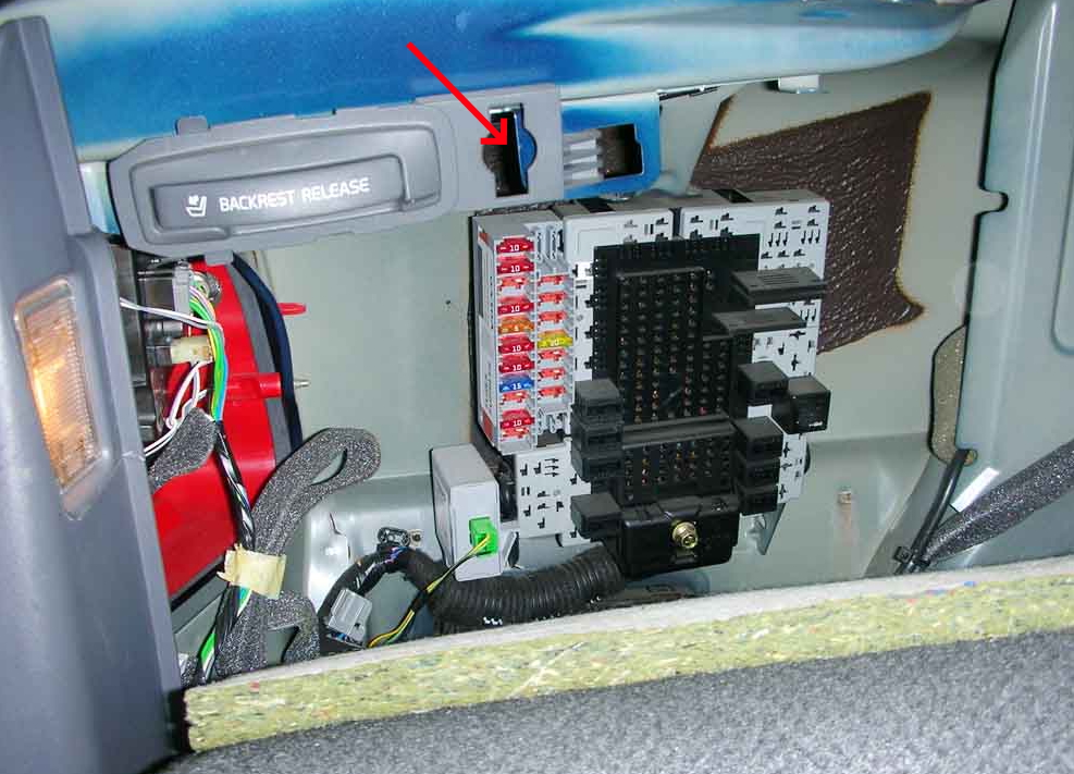 Фото блока предохранителей в багажнике Volvo S80