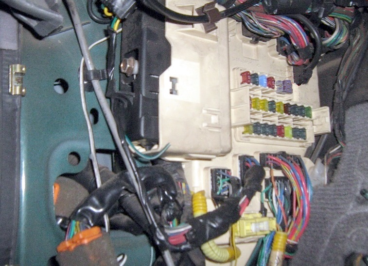 Фото блока предохранителей в салоне Toyota Land Cruiser 100 левый