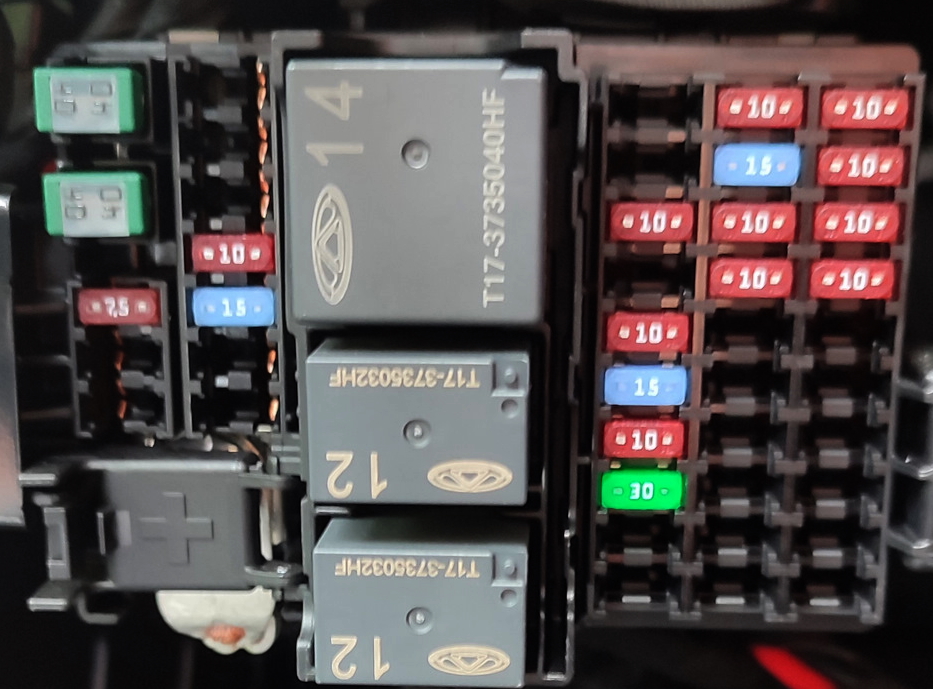 Фото блока предохранителей Omoda C5 в салоне