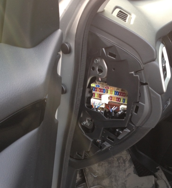 расположение блока в салоне с лева