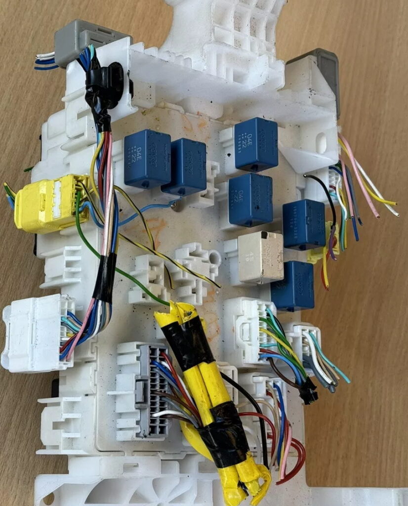 реле с обратной стороны