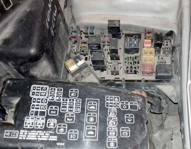 Схема блока предохранителей под капотом Mitsubishi Galant 8