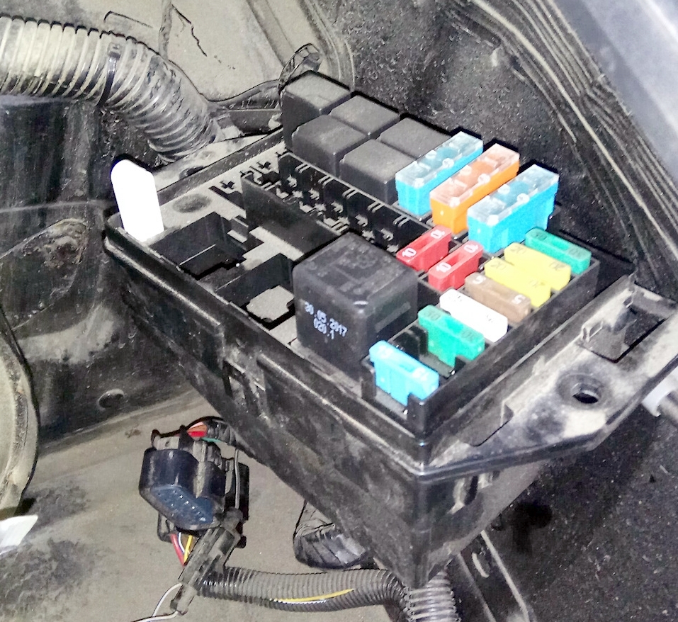 Блок предохранителей под капотом УАЗ Патриот