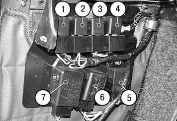 Блок реле в салоне УАЗ Хантер