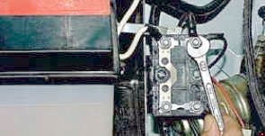 Блок предохранителей под капотом