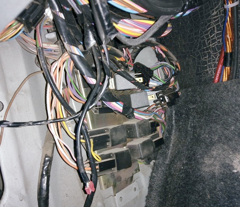 Блок реле в салоне