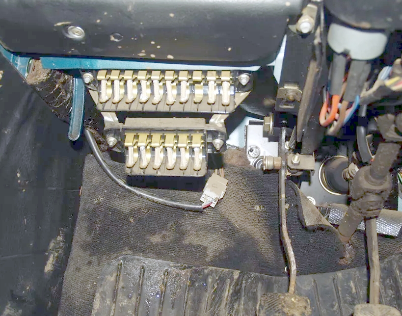 Расположение блока в салоне