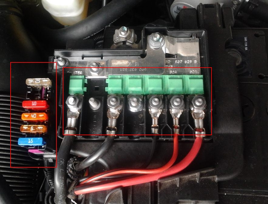 Блок предохранителей под капотом шкода румстер