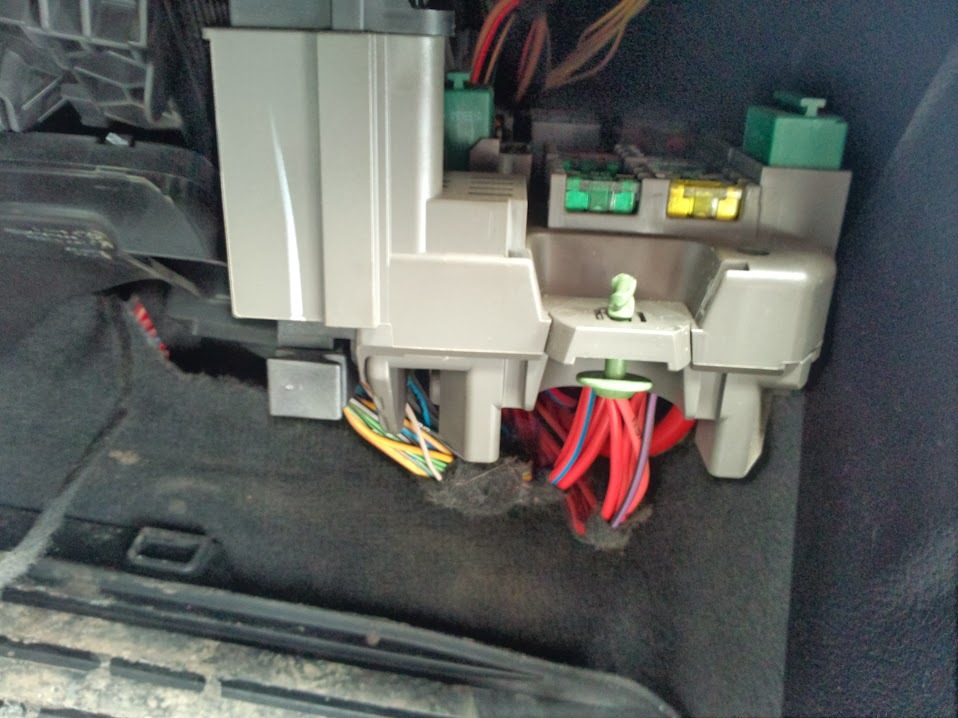  фото блока предохранителей в салоне бмв е70