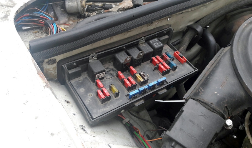 расположение блока предохранителей