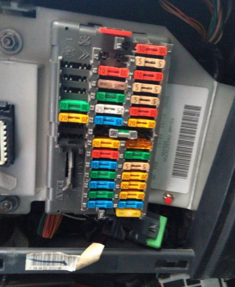 Расположение блока в салоне