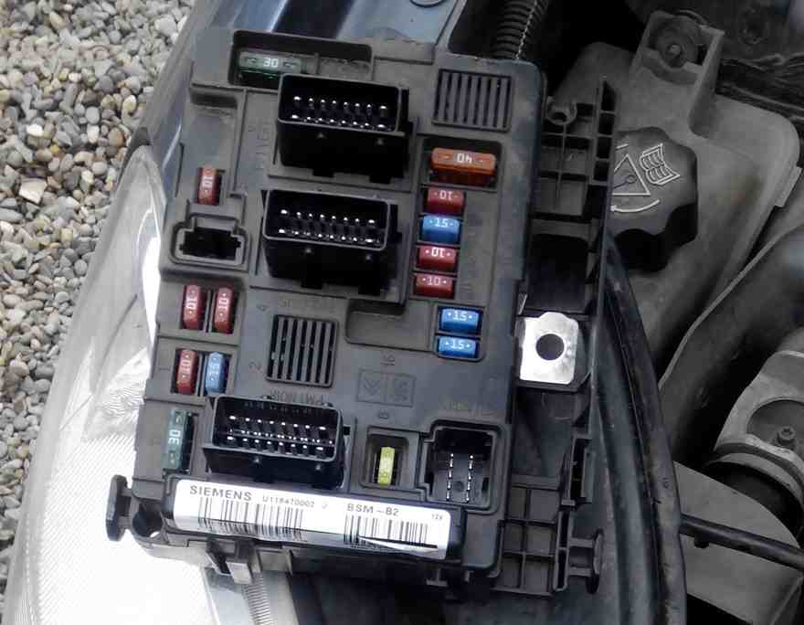 фото блока с предохранителями в пежо партнер