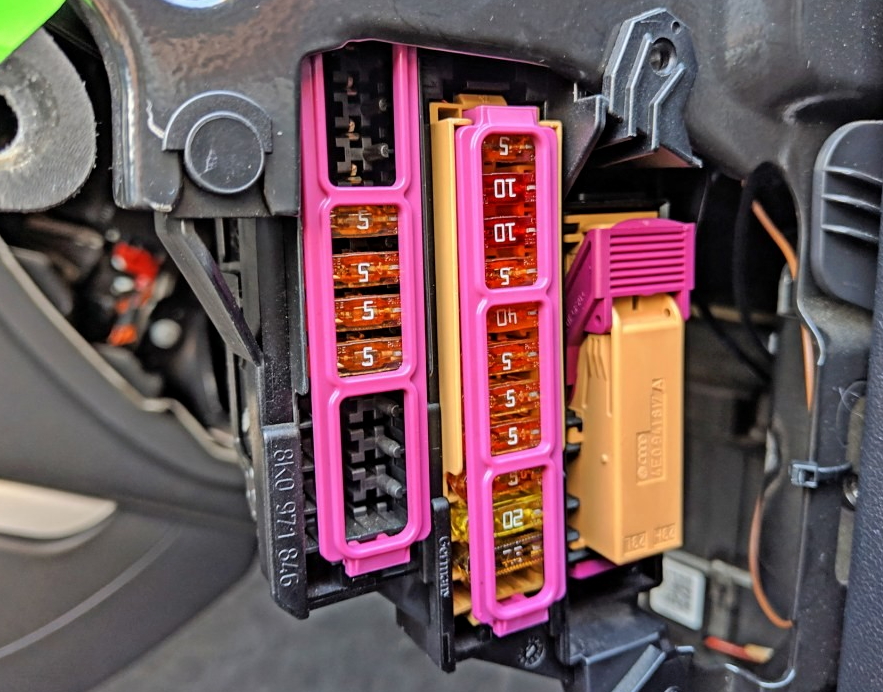 Блок предохранителей Audi A4 B8 справа