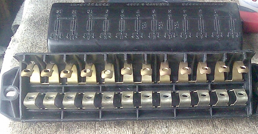 Блок предохранителей 412