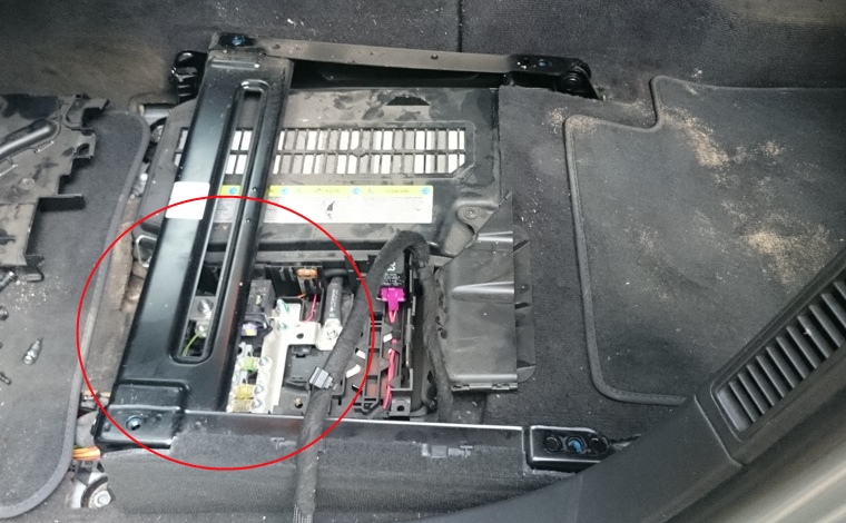 Блок по сидением водителя