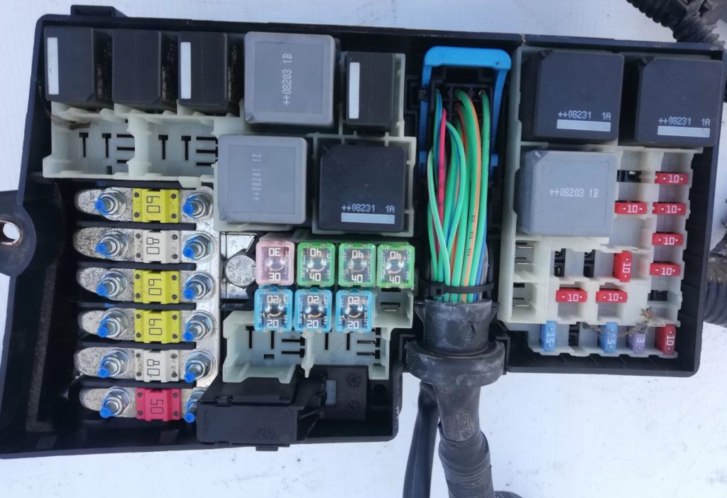 Блок под капотом куга 1