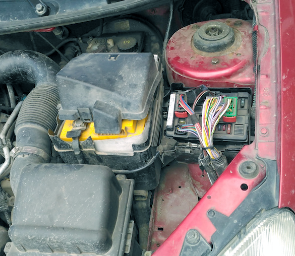 Блок под капотом пример расположения