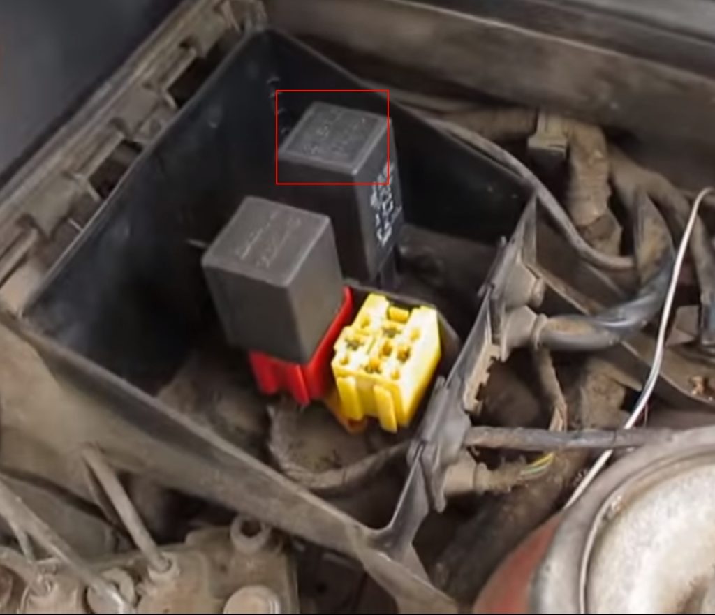 Блок реле под капотом