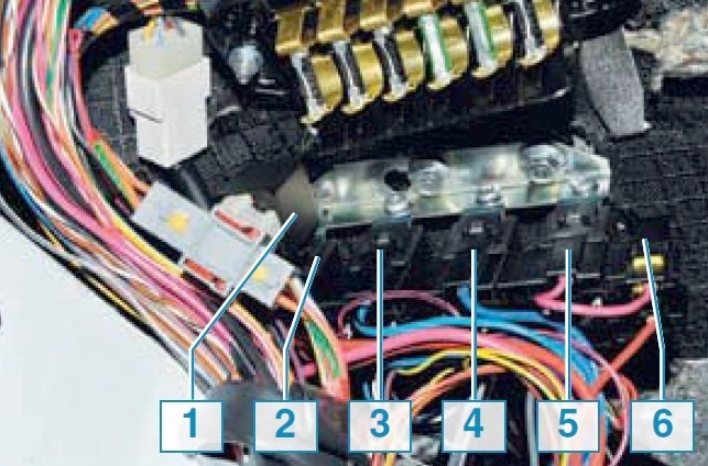 Блок с реле управления двигателем