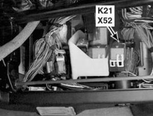 Блок с реле в салоне BMW E38