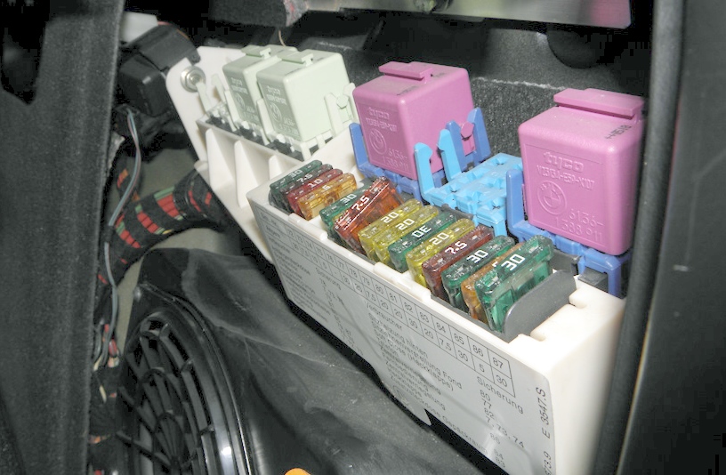 Блок в багажнике Х5 Е53