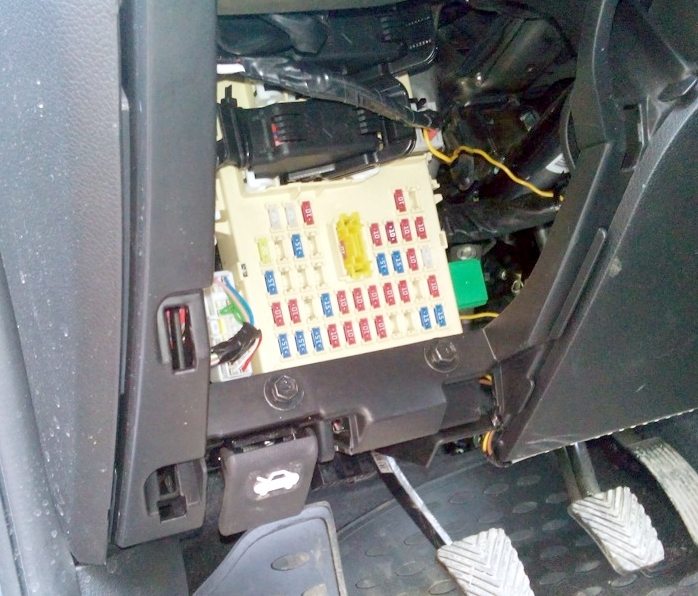 Блок предохранителей в салоне Киа Рио 3