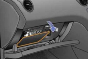 Доступ к блоку предохранителей в салоне Peugeot 408