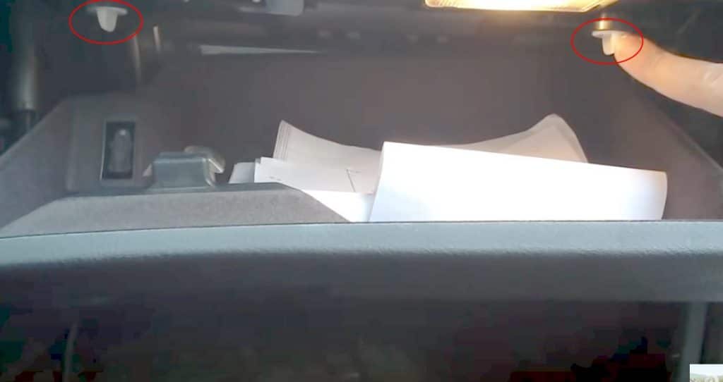 Доступ к блоку в бардачке