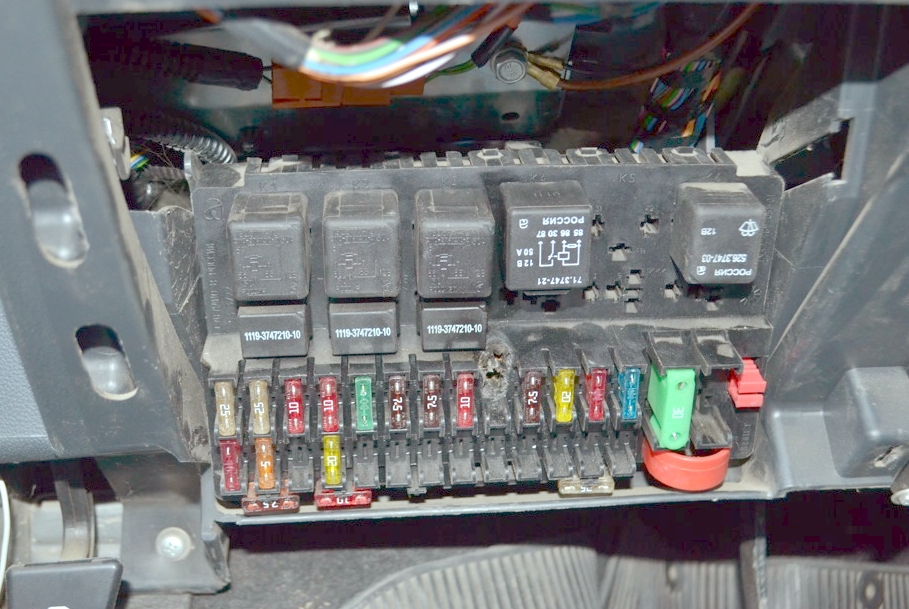 Фотография блока предохранителей лада приора