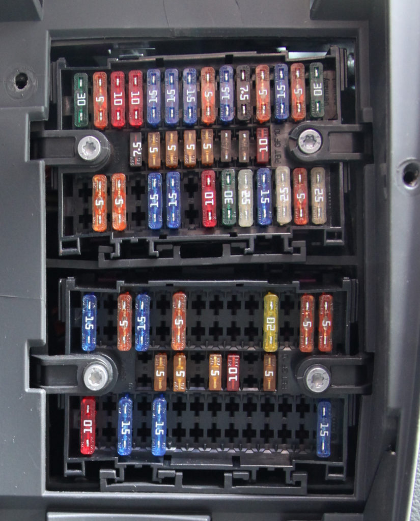 Фото блока предохранителей в салоне 1