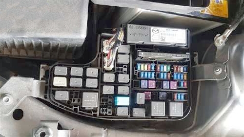 Фото пример блока под капотом мазда 3