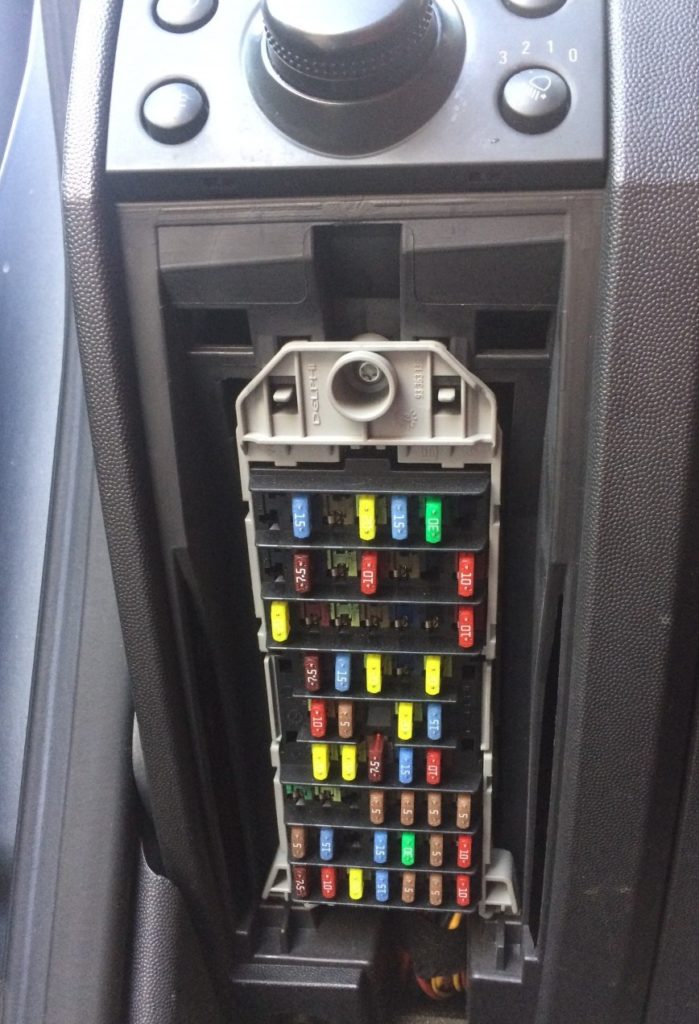 Фотография блока предохранителей