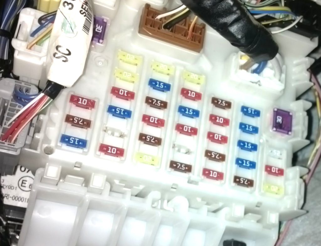 Фотография блока предохранителей Suzuki