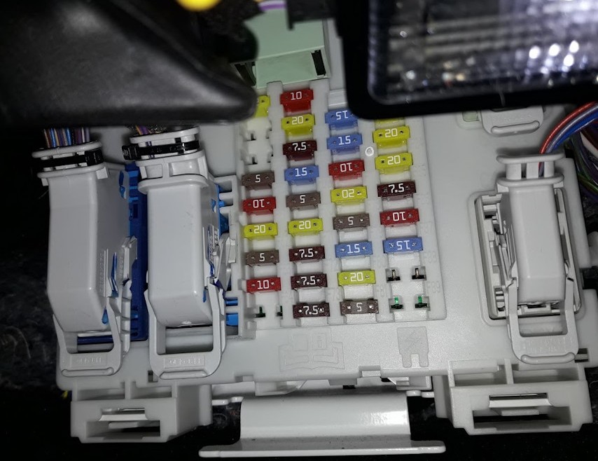 Фотография блока предохранителей в салоне форд куга 2