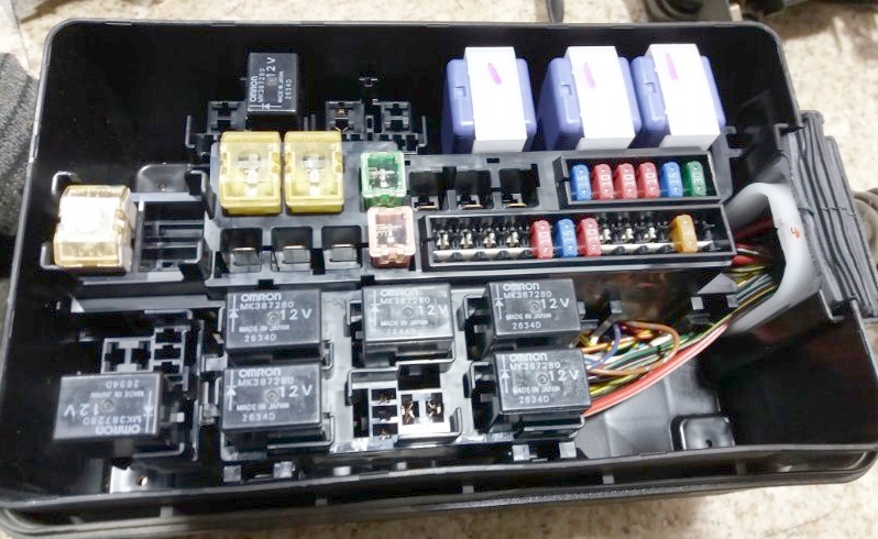 Фотография блока возле АКБ