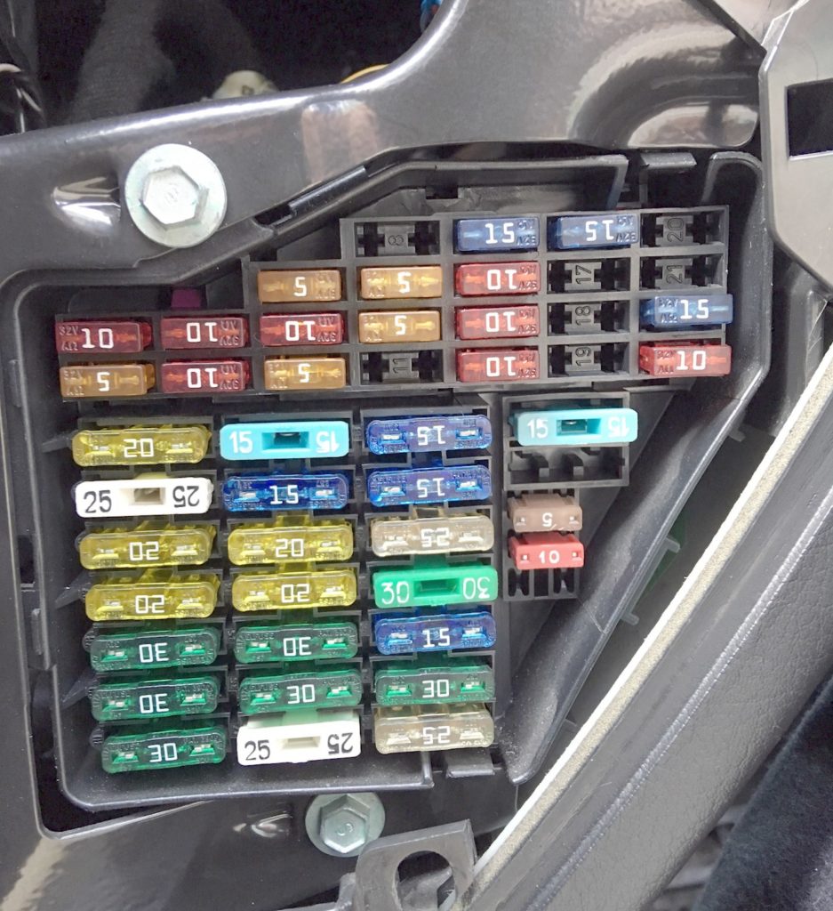 Блок предохранителей в салоне А4 Б6