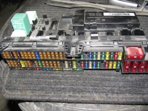 реальное фото блока с предохранителями бмв х5 е53