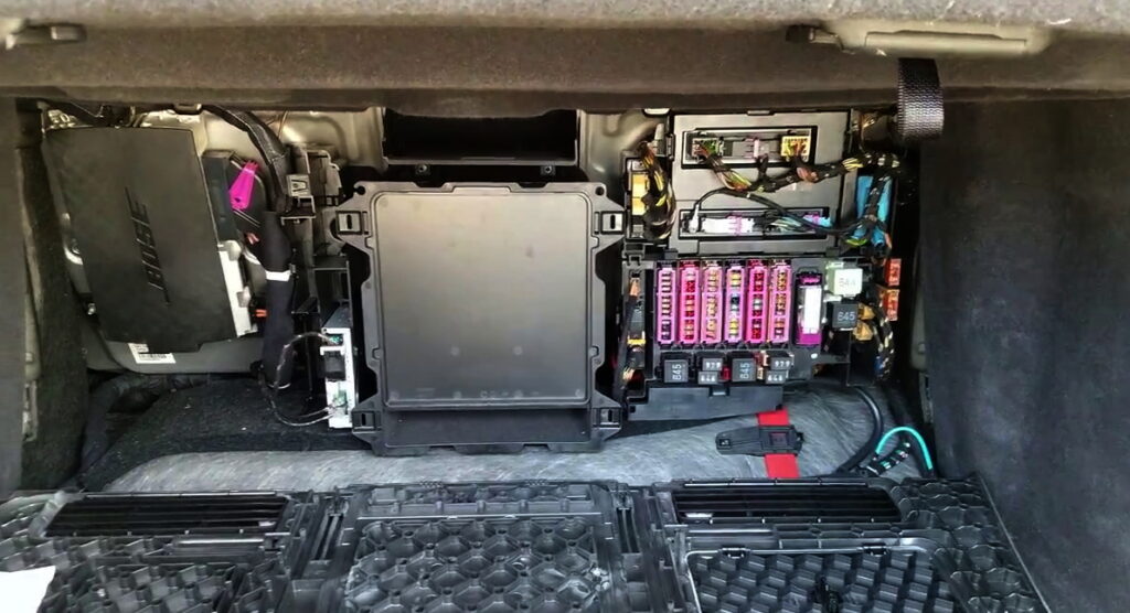 Блок в багажнике