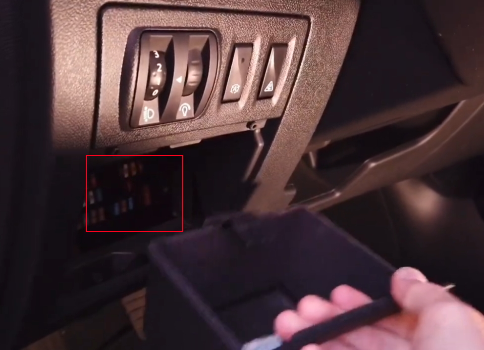 Блок в салоне Рено Лагуна 3