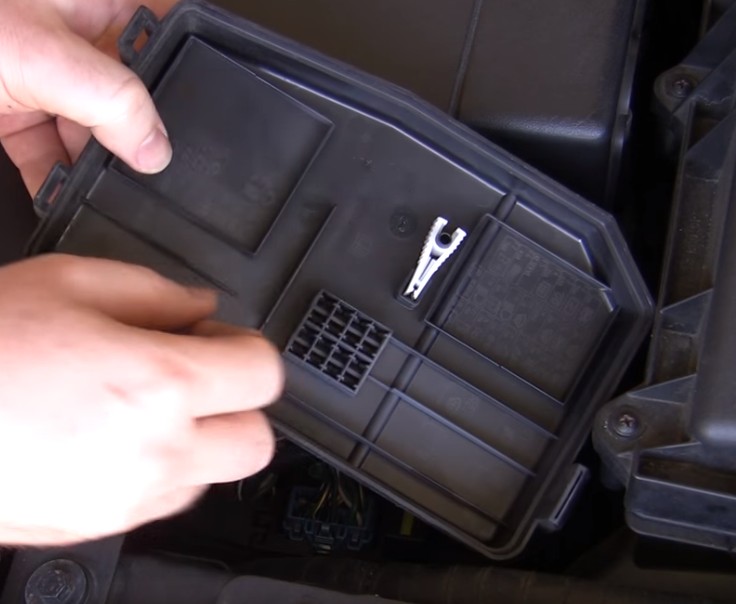 Назначение на крышке мондео 3