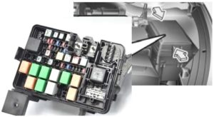 Основной блок предохранителей под капотом Киа Рио 4