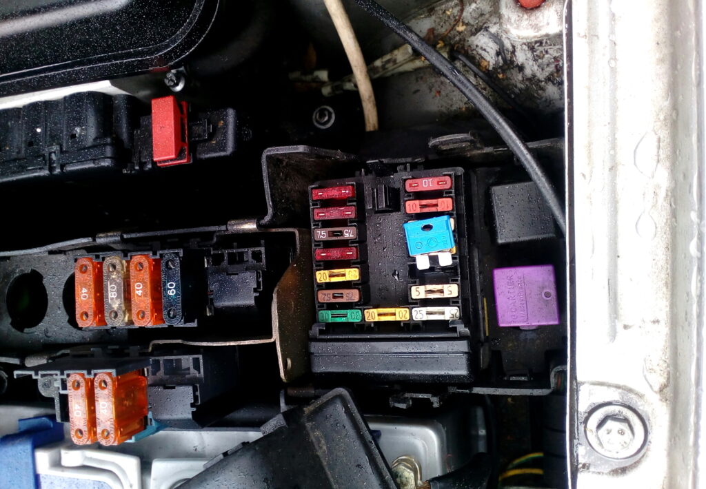 Фото блока под капотом