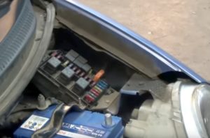 Расположение блока под капотом