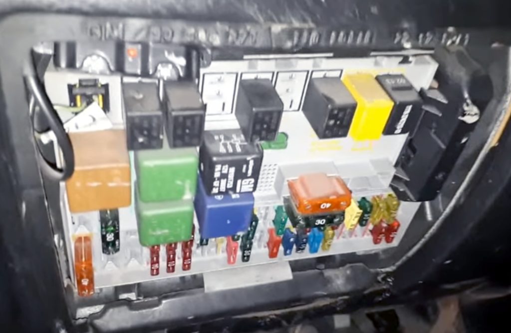 Расположение блока в салоне