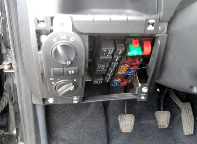 Расположение блока в салоне Лада Гранта