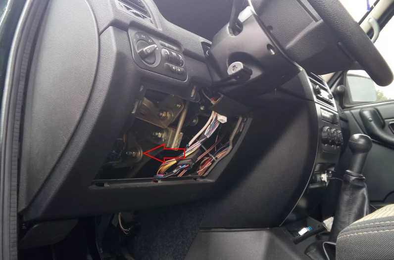 Расположение салонного блока предохранителей УАЗ Патриот