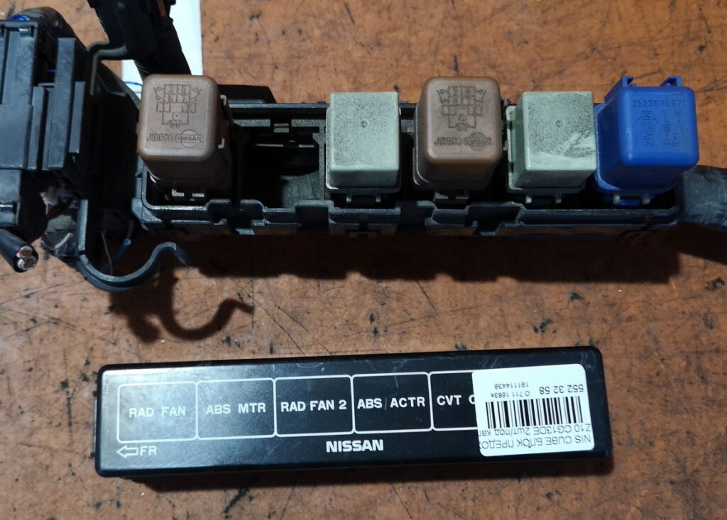 Блок с реле Ниссан куб АЗ10