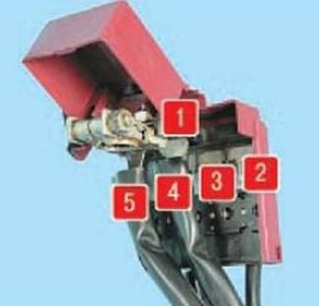 блок на клемме аккумулятора